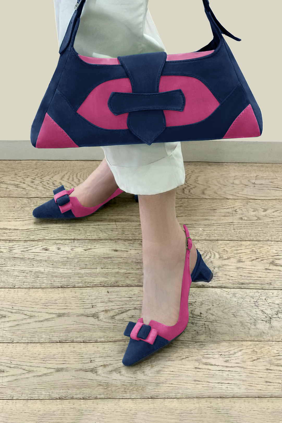 Dress handbag in navy blue and fuchsia pink leather - Worn view